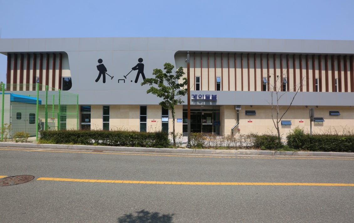 양면 암막 롤스크린을 시공한 건물 외관