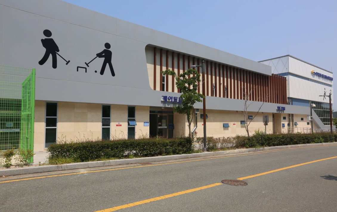 양면 암막 롤스크린을 시공한 건물 외관