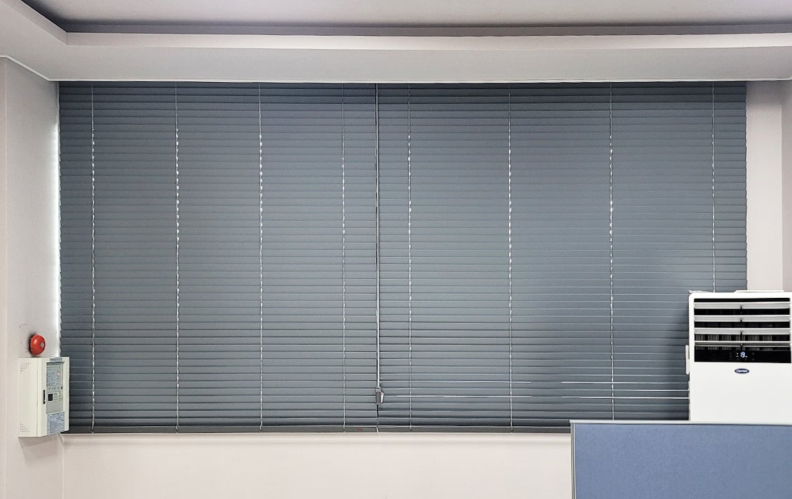 사무실에 우드 블라인드를 시공한 모습